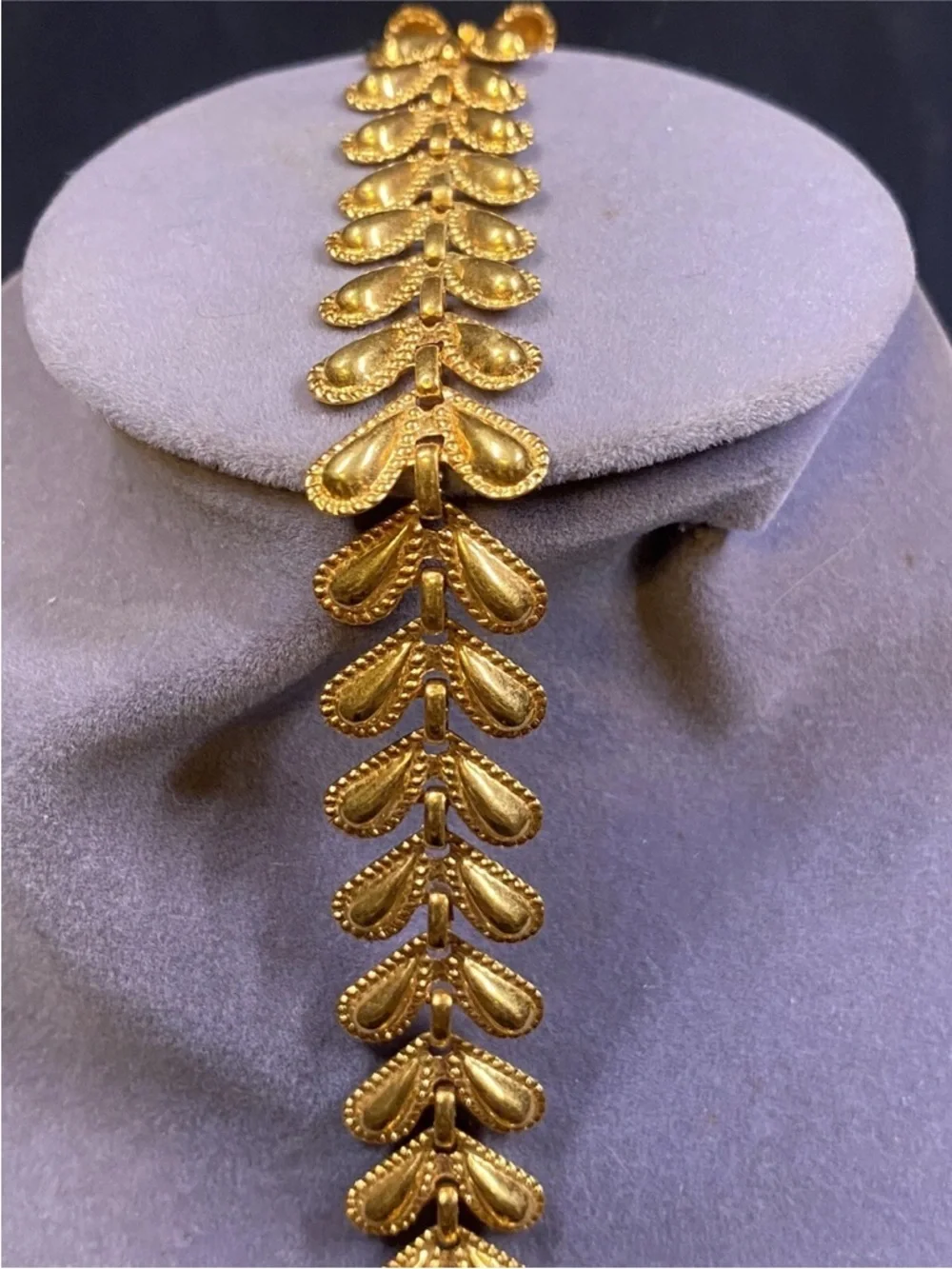 V8 VINTAGE Avon Gold Leaf Motif Bracelet